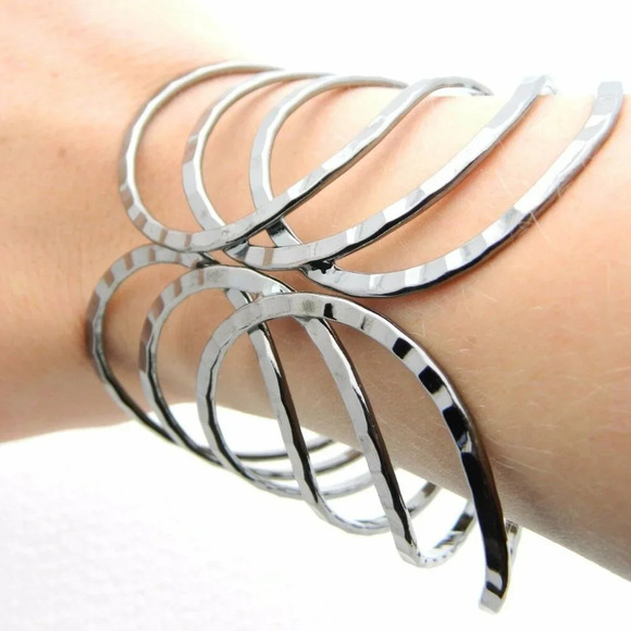 Dark Silver Tone Pounded Metal Interweave Hinge - Picture 4 of 4